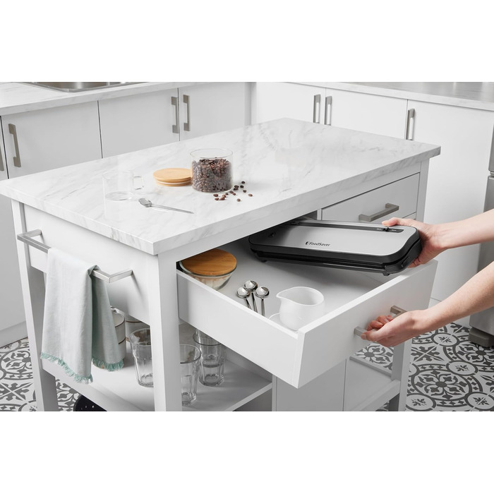 FoodSaver пристрій для вакуумної упаковки продуктів харчування з вбудованим відсіком для рулонів | Вакуумний пакувальник з різаком та режимом 'Delicate Food' | В комплекті сортовані вакуумні пакети [FFS005X] (компактний)