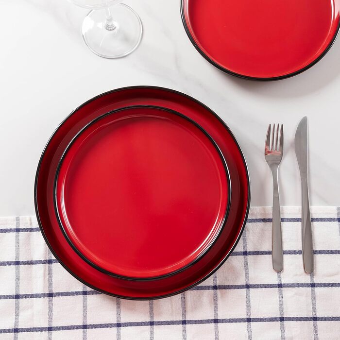 Набір посуду на 4 особи (12 предметів): тарілки для їжі, десертні тарілки, миски для каші, легкі тарілки та миски з меламіну. Підходить для кемпінгу, дачі, пікніків. Кольори: червоний та чорний.