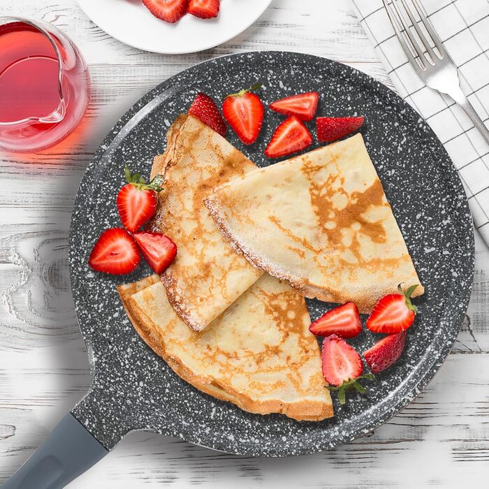 ROSSETTO Crepe Pan Induction 26cm Pancake Pan with PFAS-free Ceramic Coating, Pancake Pan Inner Diameter 24 cm, Die-Cast Aluminum Fry Pan, Suitable for All Cooktops, Sanstone Grey 24cm