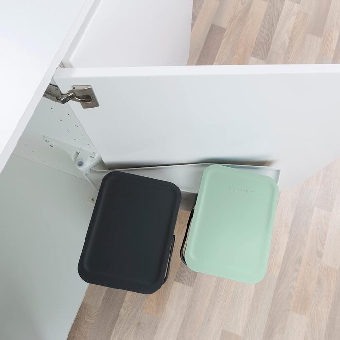 Сміттєвий кошик Brabantia Sort & Go з кришкою 16 л (світло-зелений), компактний контейнер для сортування відходів з ручкою
