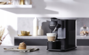 Капсульна кавомашина з капучинатором De'Longhi Lattissima One, 19 бар, чорна