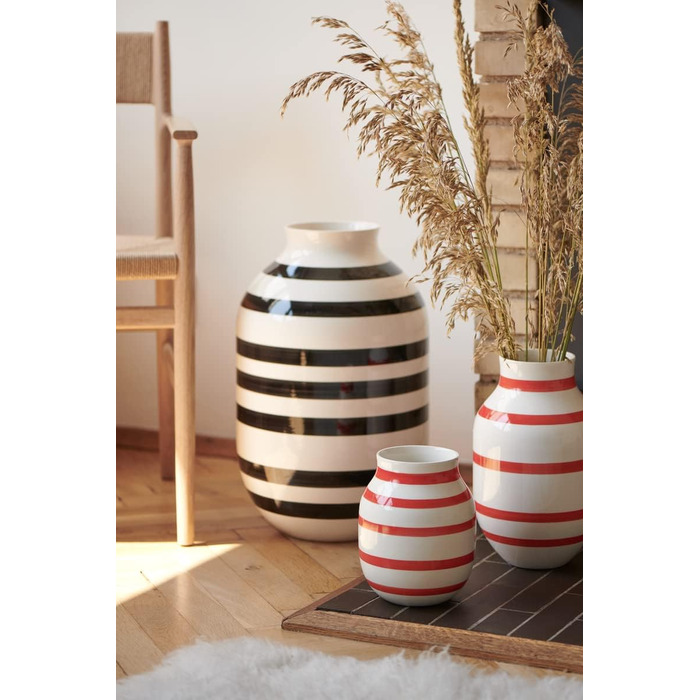 Ваза Kähler Omaggio, чорна, H12.5 см - оригінальний дизайн з ручним малюнком