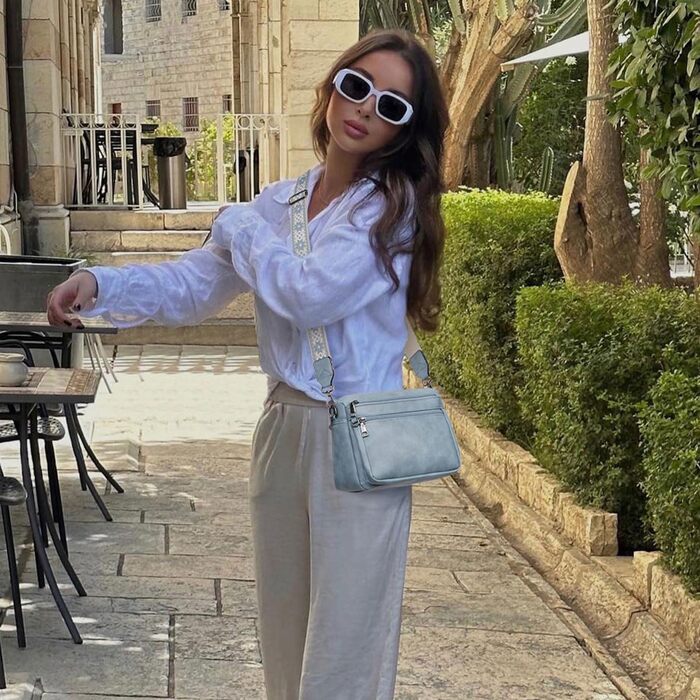 Сумка жіноча через плече MUIIKOLA середнього розміру, екошкіра, м'який широкий ремінь (Світло-блакитна)