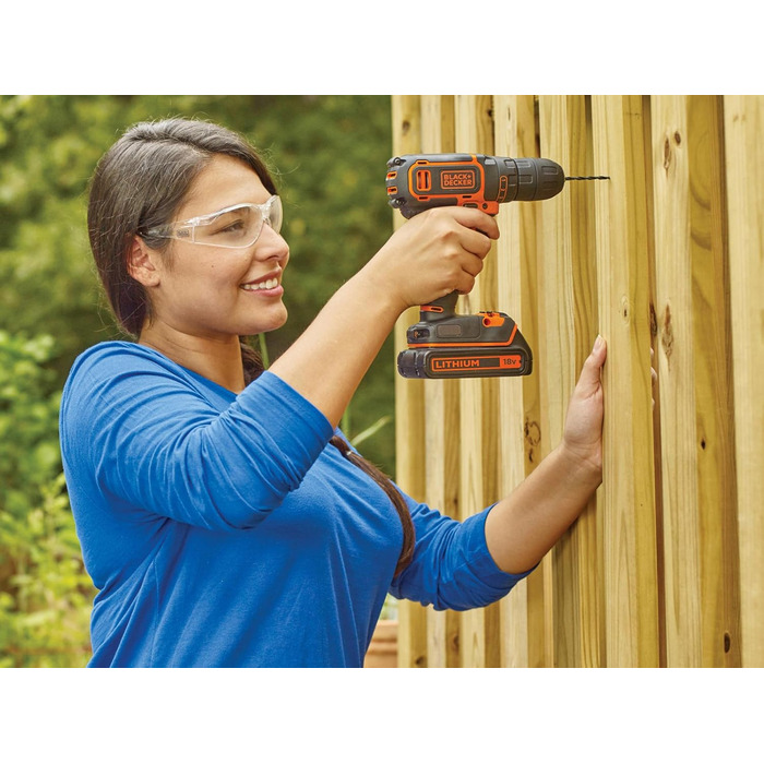 Акумуляторний дриль-шуруповерт BLACK+DECKER 18V з 2 акумуляторами 1.5Ah, швидкою зарядкою та 80 аксесуарами в кейсі
