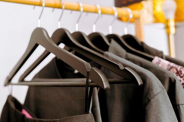 Плечики для одягу OGIVO з дерева, набір 10 шт. – обертовий гачок 360°, витончені вирізи на плечах, натуральне дерево (бук, береза, сосна, верба)