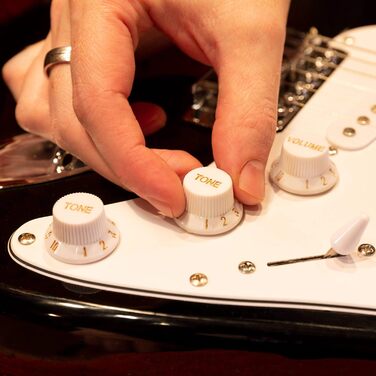 Електрогітара Max GigKit Strat Style 4/4 з підсилювачем 40W, аксесуарами та чохлом, чорна