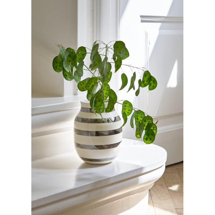 Ваза Kähler Omaggio, чорна, H12.5 см - оригінальний дизайн з ручним малюнком