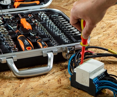 Набір інструментів для електрика NEO TOOLS 01-310-1 у кейсі