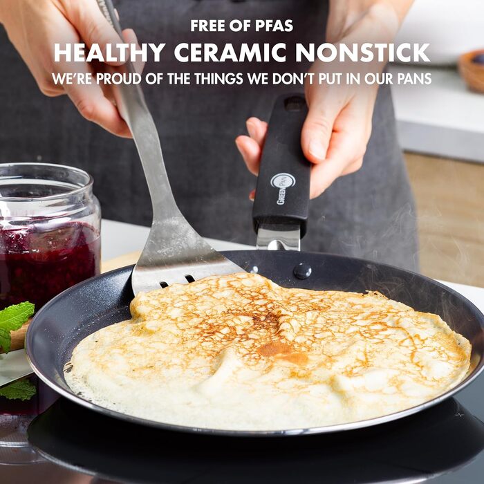 Млинцева пательня GreenPan Essentials 28 см, керамічне антипригарне покриття, без PFAS, для індукції, духовки до 160°C, можна мити в посудомийній машині, чорна