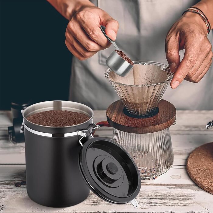 Герметична кавова банка з нержавіючої сталі, 1,8 л. З мірною ложкою та індикатором дати. Для кави, чаю, горіхів, какао. Зберігає свіжість надовго. Білий (Чорний) колір