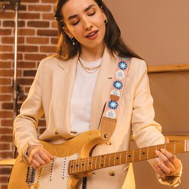 Гітарний ремінь 5,1 см з бавовняного друку, квітковий принт, з повним шкіряним кінцем, для бас-гітари, електрогітари та акустичної гітари, безкоштовна кнопка для ремінця, фіксатори ремінця та медіатори. Жовті ромашки (Рожеві ромашки)